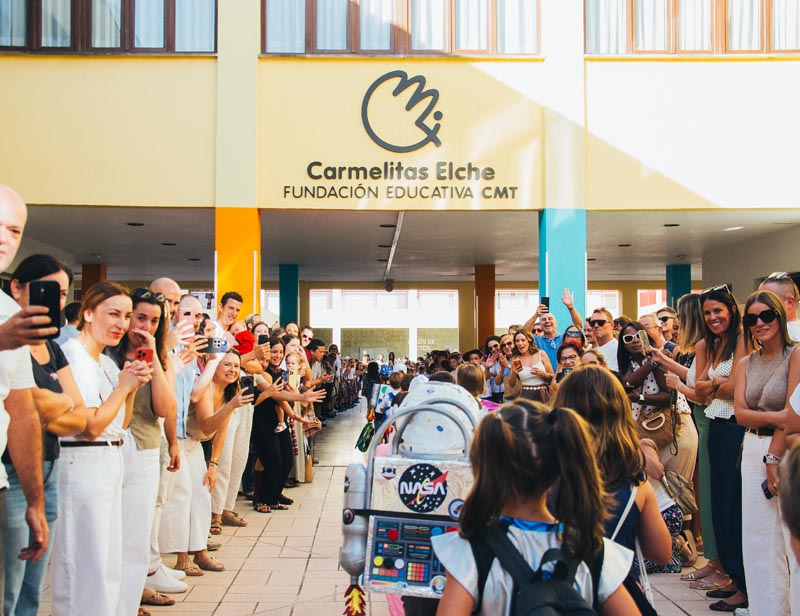 Padres recibiendo alumnos 