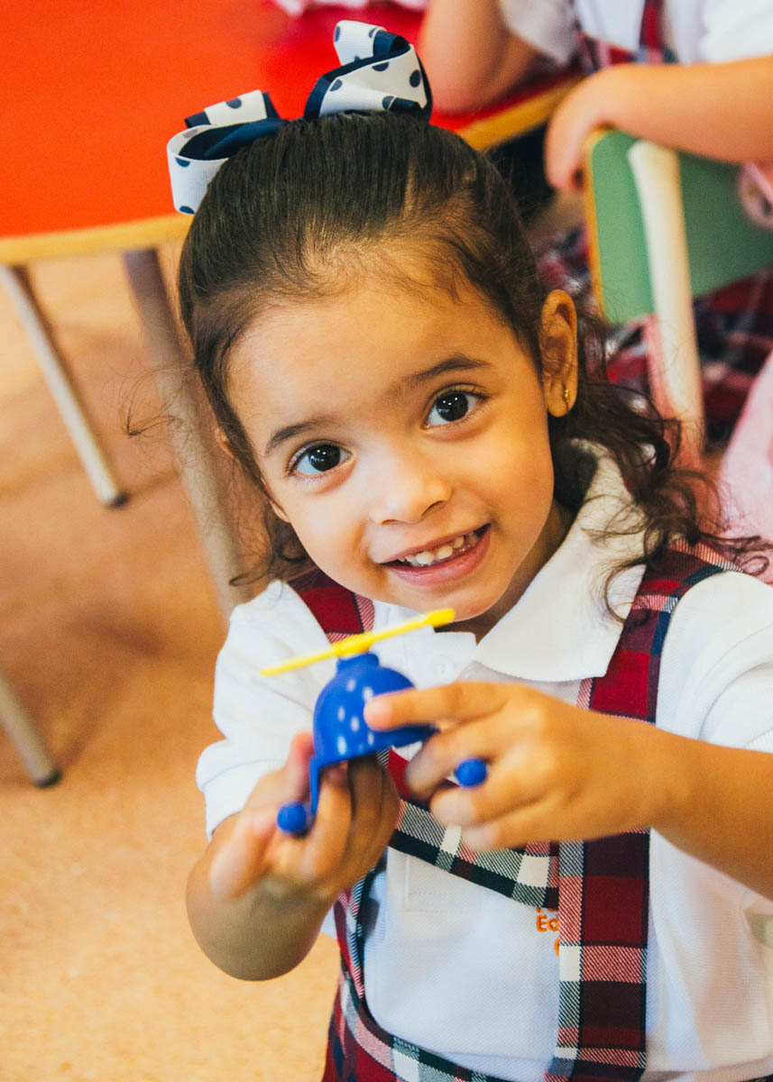 niña jugando